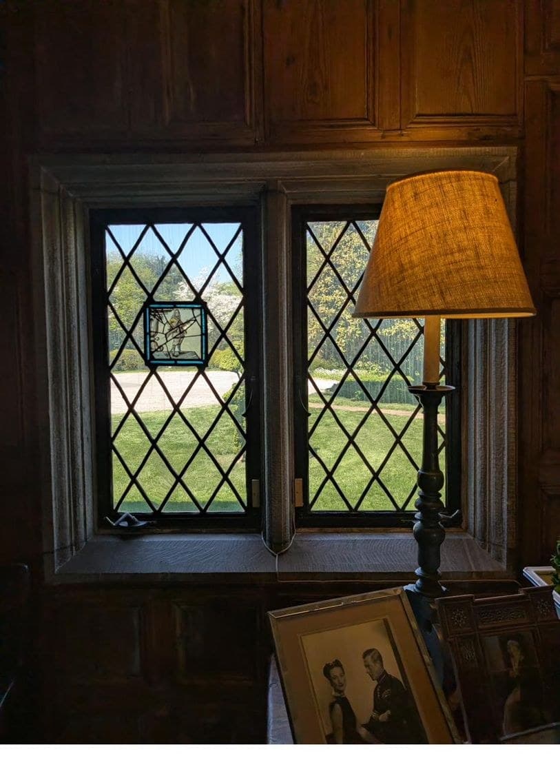 Diamond-leaded casement with painted roundel in the Elizabethan room